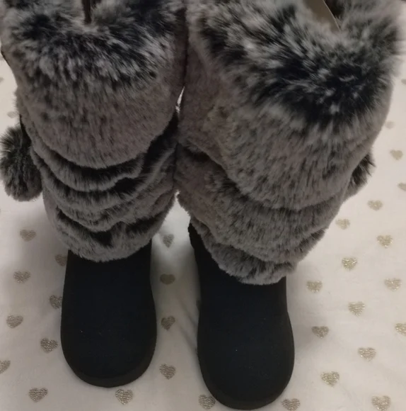 🔥3/$70 🎉S-HP🎉 *NWOT* FabKids Girl's Faux Fur Black and Gray Boots - Picture 3 of 8